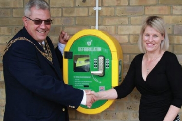 The Mayor unveils the defibrillator with Carol Martens, centre manager. 